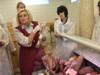 Zdjęcie przedstawiające kobiety w sklepie mięsnym i wyroby mięsne