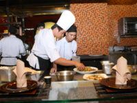 Zdjęcie przedstawiające kucharzy przy pracy
