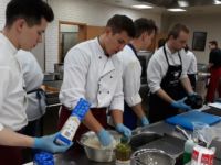 Zdjęcie przedstawiające uczniów w trakcie zajęć kulinarnych