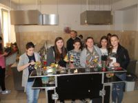 Zdjęcie przedstawiające uczniów w trakcie zajęć kulinarnych