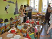 Zdjęcie przedstawiające spotkanie dzieci z przedszkola z kucharzami