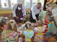 Zdjęcie przedstawiające spotkanie dzieci z przedszkola z kucharzami
