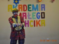 Zdjęcie przedstawiające klauna w czasie Akademii Małego Kuchcika
