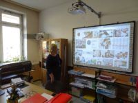 Zdjęcie przedstawiające nauczycielkę w czasie lekcji
