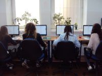 Zdjęcie przedstawiające uczniów w czasie zajęć informatycznych