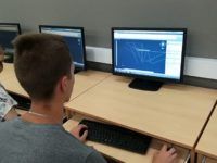 Zdjęcie przedstawiające ucznia w czasie zajęć informatycznych