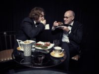 Zdjęcie przedstawiające aktorów Pawła Królikowskiego i Piotra Machalicę jedzących kanapki