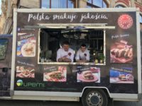 Zdjęcie przedstawiające dwóch kucharzy w food trucku